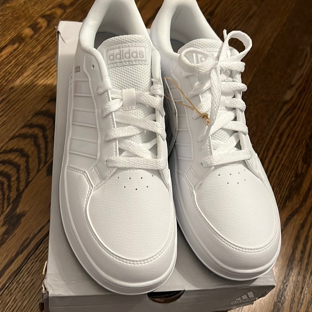 Adidas sneakers kids size 7/women’s 8-8.5